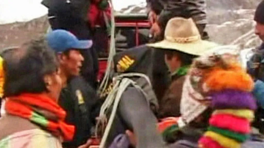 Peruánští záchranáři s obětí havárie vrtulníku