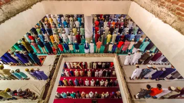 Modlitba v mešitě Barishal v Bangladéši