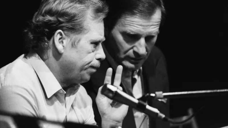 Petr Miller s Václavem Havlem na snímku z konce listopadu 1989