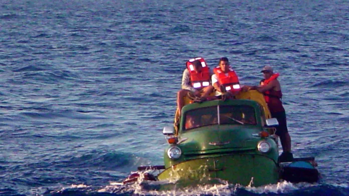 Kubánští migranti na autě upraveném na plavidlo se snaží dosáhnout břehů Floridy (2003)