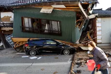 Zemětřesení v Japonsku si vyžádalo 55 životů, zničené silnice komplikují záchranné práce