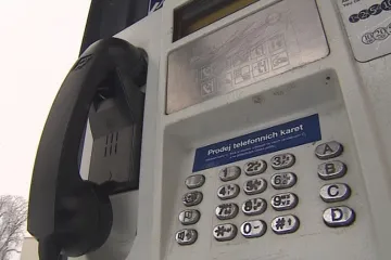 Z ulic mizí telefonní budky, provozovateli se už nevyplatí