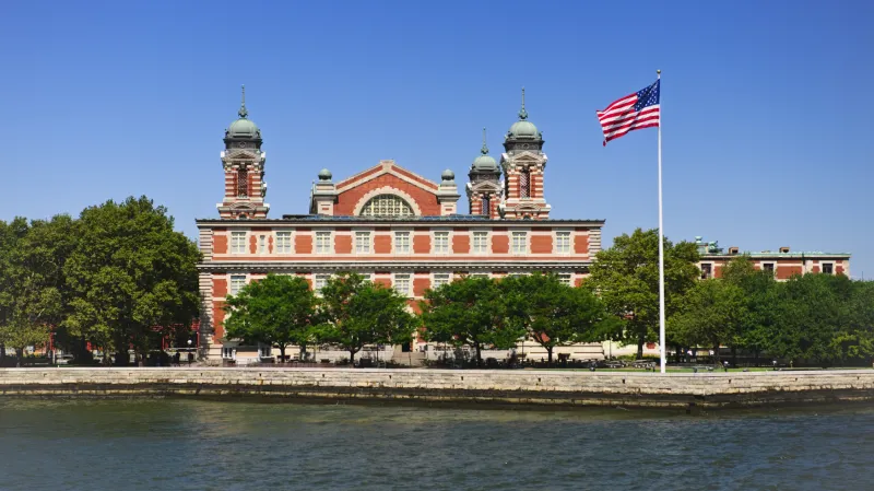 Poslední překážka v cestě za snem. Imigračním centrem na Ellis Island prošlo 12 milionů migrantů.