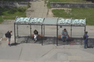 Na rušnou zastávku praží slunce, na zastínění lidé čekají roky