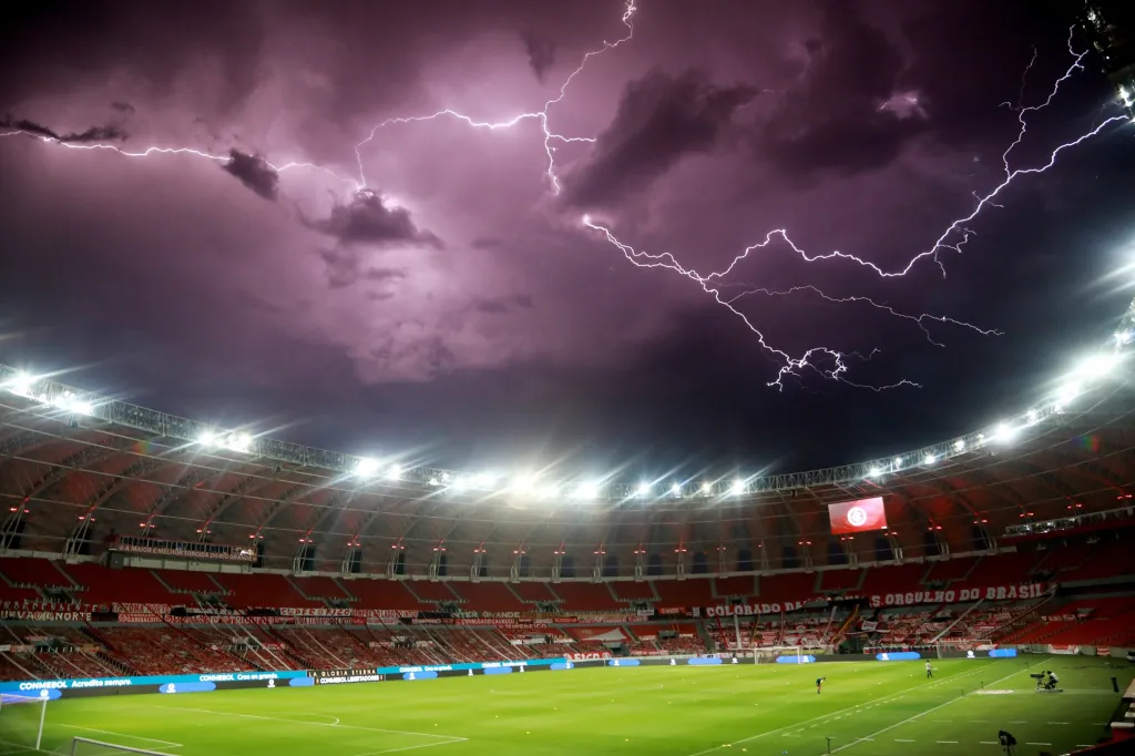Během utkání v brazilském Porto Alegre zasáhl stadion blesk. Jednomu z pracovníků stadionu se tento jedinečný přírodní úkaz podařilo zachytit