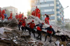 Zemětřesení v Řecku a Turecku má nejméně 85 obětí. Prohledávání trosek komplikují následné otřesy