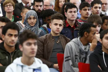 Deportace migrantů i víc kamer v ulicích. Co slibují politické strany německým voličům 