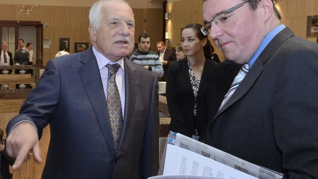 Guvernér ČNB Miroslav Singer a exprezident Václav Klaus v listopadu 2013 na ekonomické konferenci