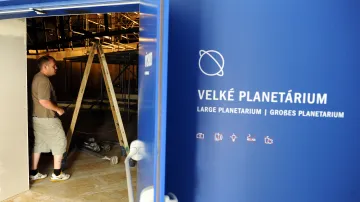 Projekční plochu instalují v planetáriu Američané