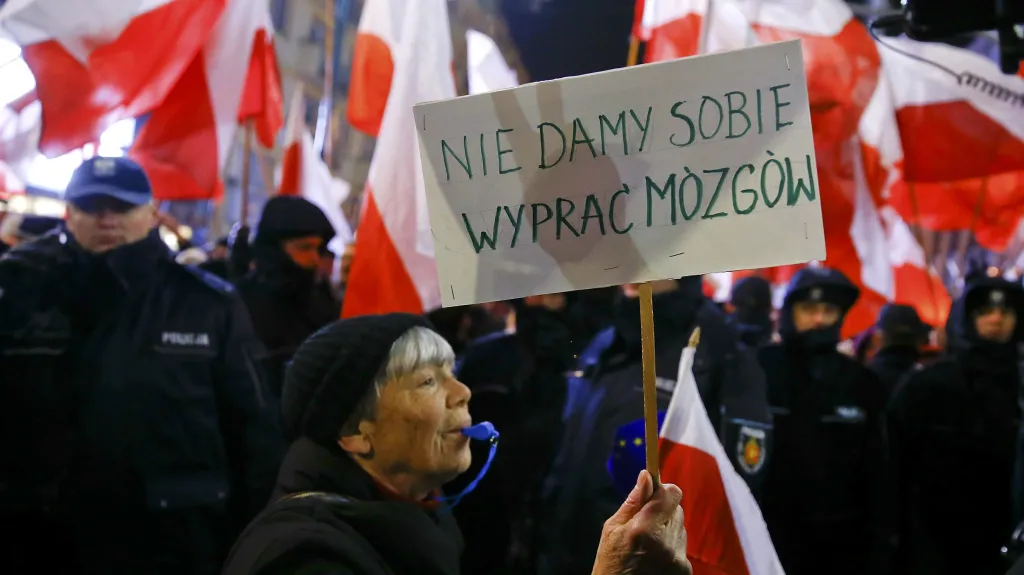 Na výročí vyhlášení výjimečného stavu protestovali příznivci i odpůrci vlády