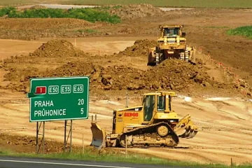 Zatímco dopravní organizace nemají ředitele, tečou přes ně miliardy