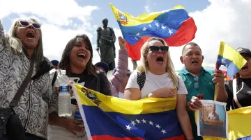 Venezuelané žijící v Kolumbii oslavují na náměstí Plaza de Bolívar v Bogotě americké údery ve Venezuele