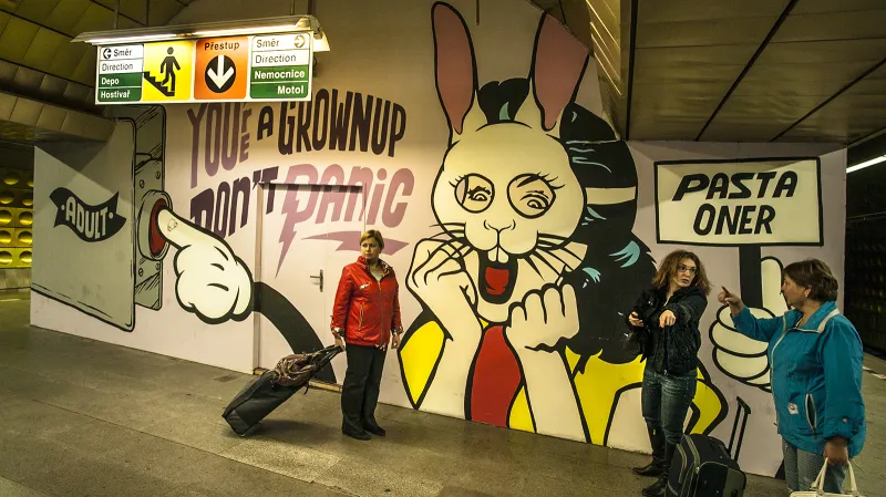 Street-artová výzdoba stanice Můstek