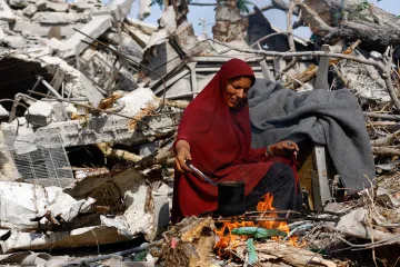 Lidé v Gaze mezi troskami čelí hladu a „falešnému příměří“