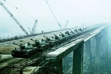 Betonový kolos se pne nad Nuslemi půl století. Odolal tankům i těžkému metru, ale voda ho skoro dostala