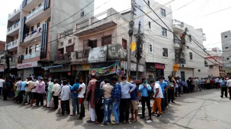 Fronta před obchodem s alkoholem v Novém Dillí,  Autor: Adnan Abidi,  Zdroj: Reuters