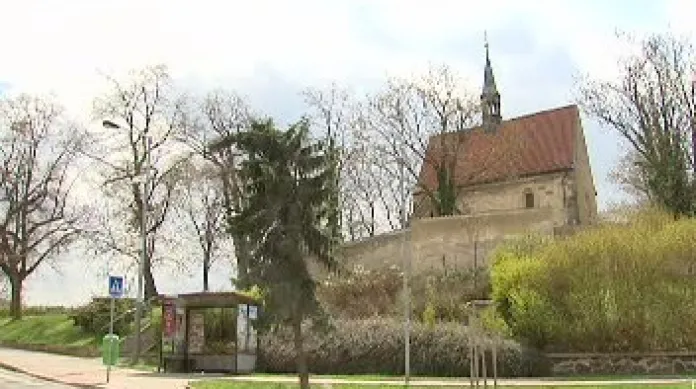 Románskému kostelu Stětí svatého Jana Křtitele v obci Dolní Chabry hrozí, že přijde o unikátní podzemní vykopávky.