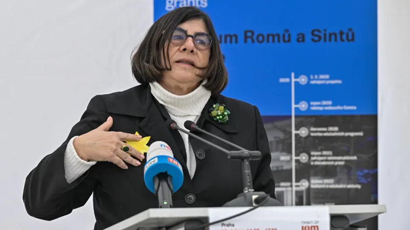 Izraelská diplomatka Anna Azariová při čtení jmen obětí holocaustu v Praze