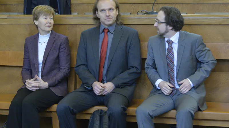 Někdejší šéfka sekce pro české předsednictví EU Jana Hendrichová a její tehdejší podřízení diplomat Radomír Karlík a právník David Mlíčko