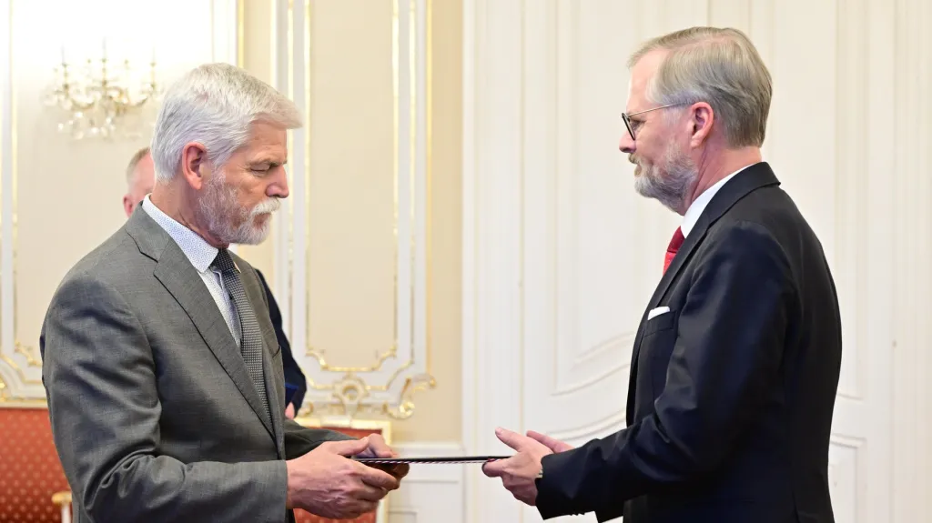 Dosluhující premiér Petr Fiala (ODS) předává demisi prezidentu Petru Pavlovi