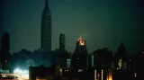 Během noci 9. listopadu 1965 svítil úplněk, který spolu s reflektory aut ozařoval jinak temné budovy Manhattanu (na snímku z protějšího Long Islandu). Některé interiéry jsou osvětleny pomocí nouzových zdrojů.