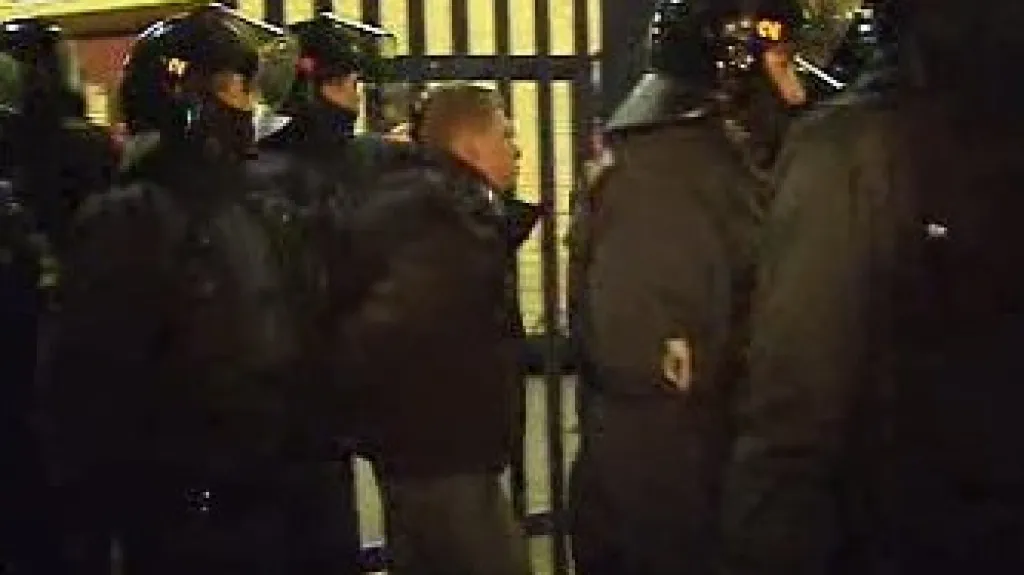 Policisté vyvádějí fanouška