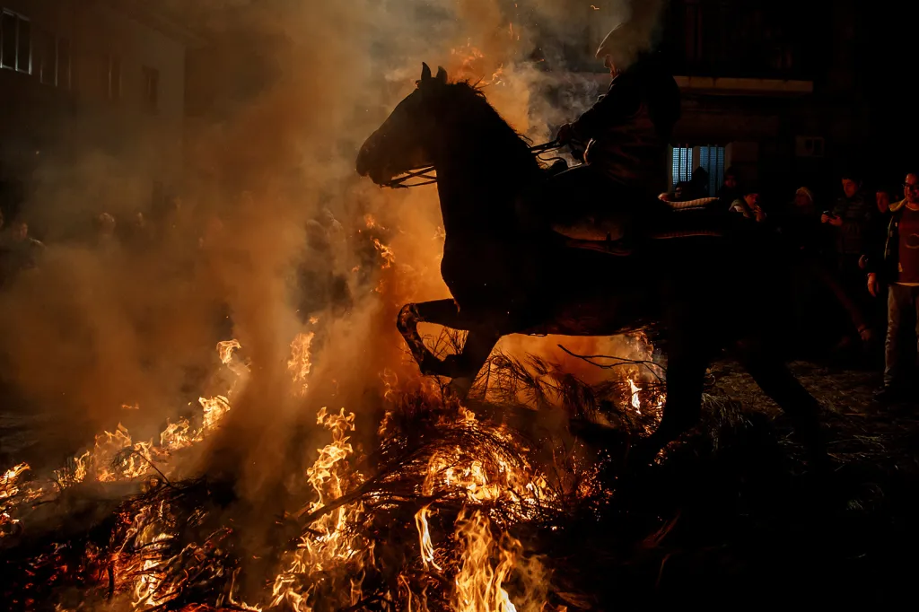 V malé vesnici jménem San Bartolome de Pinares nedaleko Madridu se v polovině ledna sjíždějí lidé z celé země i z Evropy za 500 let starou tradicí tzv. „očišťování koní“.
