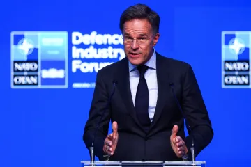 „Bzukot strojů se musí změnit v řev,“ prohlásil Rutte před summitem NATO