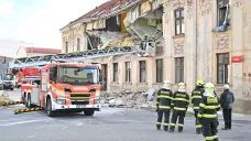 Hasiči zasahují u bytového domu, který silně poškodil výbuch