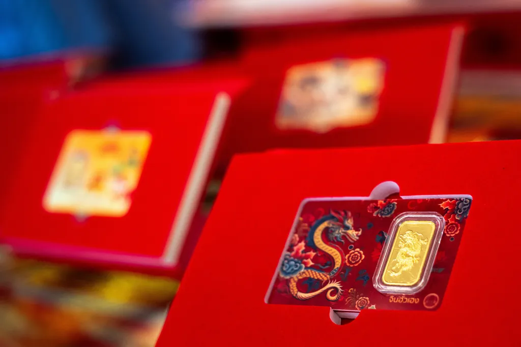 Dračí zlaté slitky jsou vystaveny ve zlatnictví v čínské čtvrti Bangkoku v Thajsku.