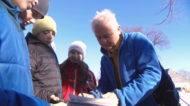 Rob McBride se podepisuje fanouškům