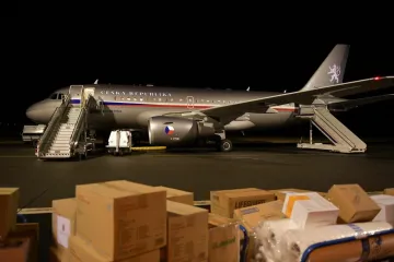 Česko vyslalo pět tun humanitární pomoci do Číny. Thajsko a Austrálie hlásí první oběti koronaviru