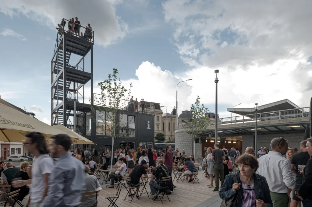 V kategorii Krajinářská architektura a zahradní tvorba dostal cenu projekt Paluba Hamburk od studia projectstudio8. Autoři se snažili proměnit zanedbané prostranství v předpolí vlakového a autobusového nádraží