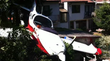 Malé sportovní letadlo spadlo na přístřešek