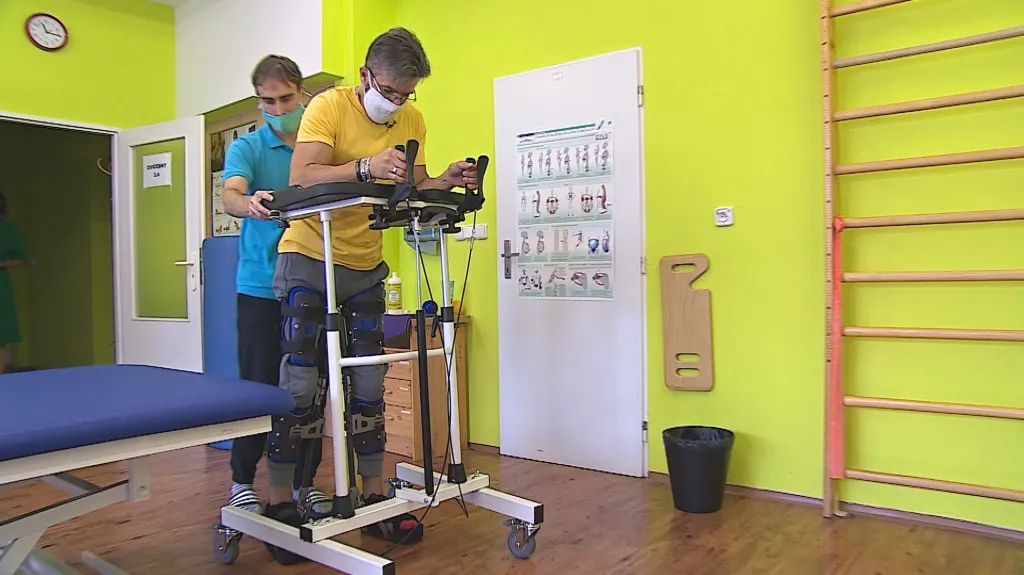 Paraplegik s exoskeletem v chodítku