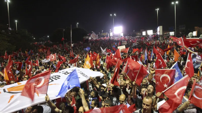 Dav vítající Erdogana na istanbulském letišti