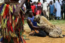 Hyení muži z Nigérie jsou plní lásky, krutosti i oddanosti