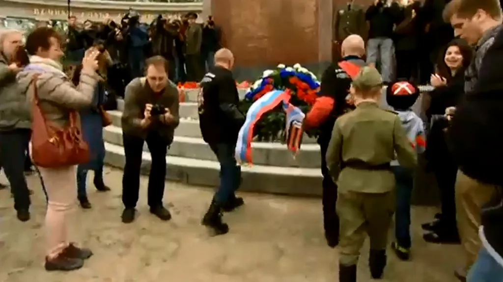Noční vlci u vídeňského pomníku sovětským vojákům