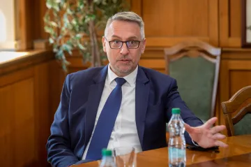 S afghánskými tlumočníky, kterých se týká pomoc, jsme v kontaktu, řekl Metnar