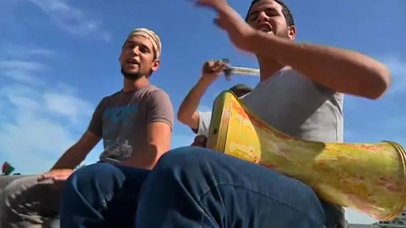 Libyjci oslavují  smrt Kaddáfího