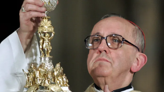 Kardinál Bergoglio během bohoslužby v Buenos Aires