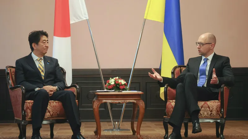 Šinzó Abe během jednání s Arsenijem Jaceňukem