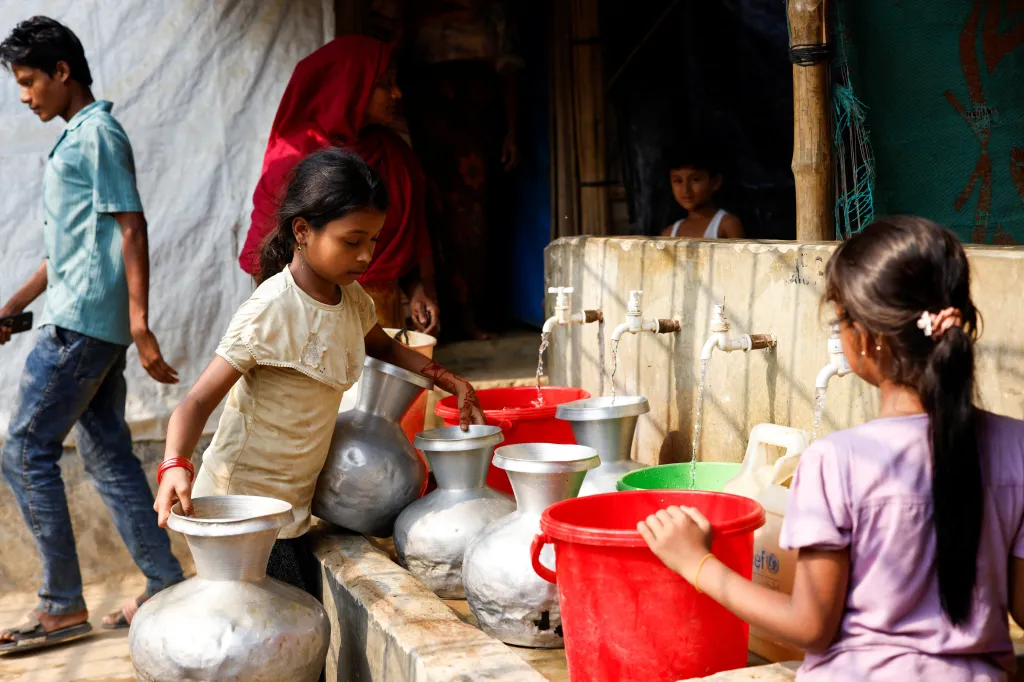 Rohingští uprchlíci nabírají vodu z kohoutků v uprchlickém táboře Cox’s Bazar v Bangladéši