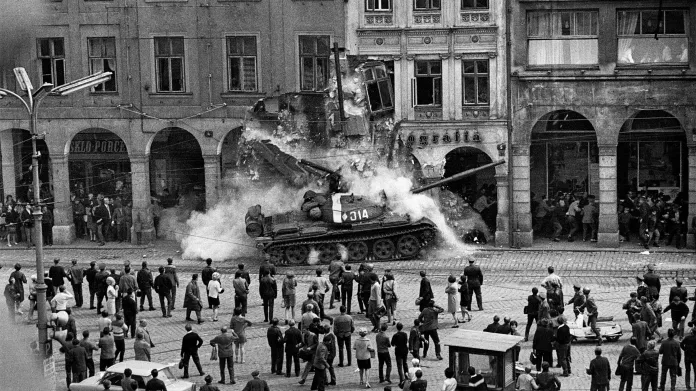 Tank bořící podloubí na náměstí v Liberci na fotografii Václava Toužimského z roku 1968