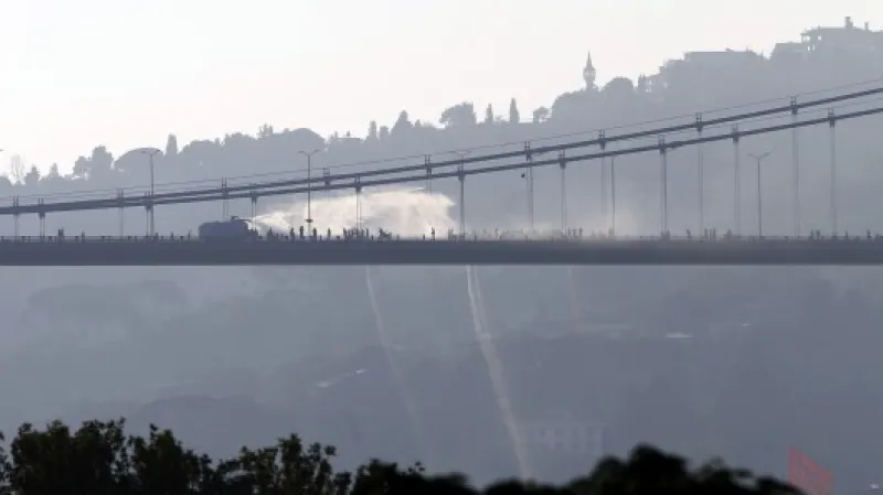 Provládní síly použily proti povstalcům vodní dělo Zdroj: Reuters