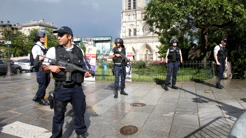 Policejní hlídky uzavřely prostranství před katedrálou