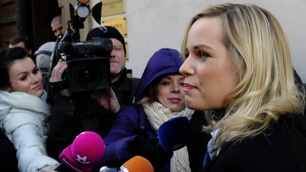 Klasnová přichází na schůzku se Zemanem