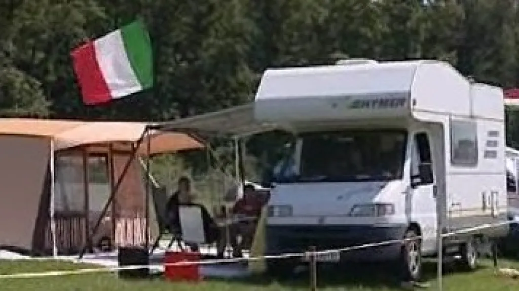 První návštěvníci kempu u automotodromu