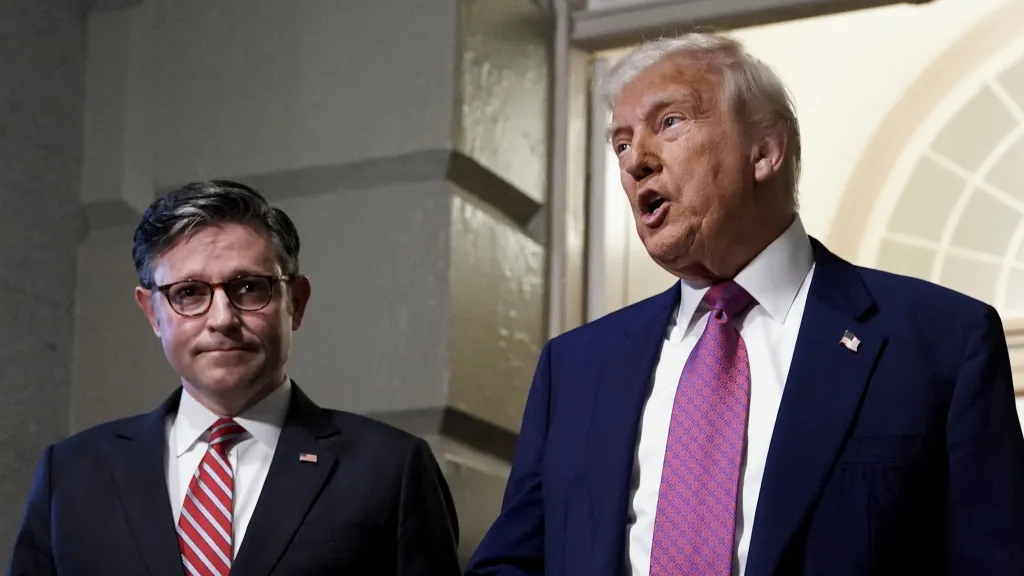 Předseda Sněmovny reprezentantů USA Mike Johnson a americký prezident Donald Trump
