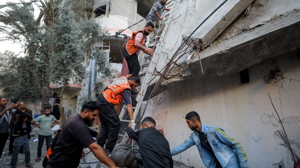 Palestinci prohlížejí místo izraelského útoku v Gaze, 22. listopadu 2025